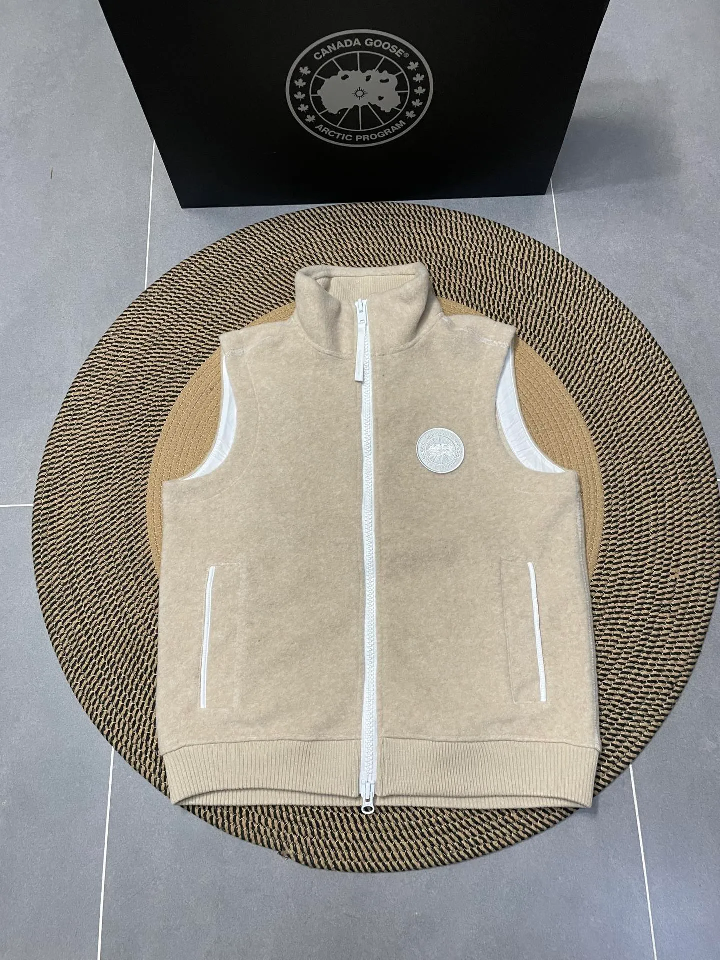 P600 Khaki CANADA GOOSE/Canada Goose Autumn and winter couple's fleece vest jacket 🔘Color: Black Gray Khaki Highest version Original fabric High version High quality) ⚠All details Fabric accessories craftsmanship (all 1:1 verified) (The owner is a "detail monster" so the goods he makes also pay attention to details) 1⃣ Distinguish the wrong version of the market goods: all go single line ❌ Our genuine 1:1 special machine presses the line (high requirements for machine workers) 2⃣ Differentiates the market from drawings and making goods. Fabric color difference is too big. You get what you pay for, not fast food. 3⃣ Differentiates the market from low-end versions to receive labels, hang tags, and wash labels. All our accessories are custom-made (approved level) 4⃣ Differentiates the market from the detail-free workmanship❌ Our workmanship: neckline, shoulder line, armholes, cuffs, hem (In order to increase the cost, we must also restore the original product: yoke taping, double needle threading🔍) Size: S-XXL